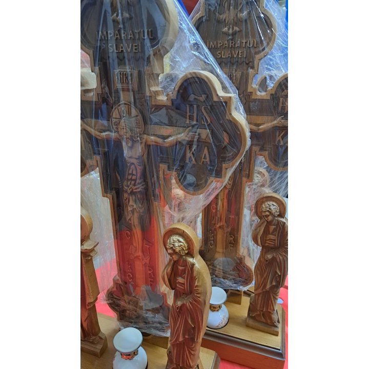 Troiță sculptată din lemn